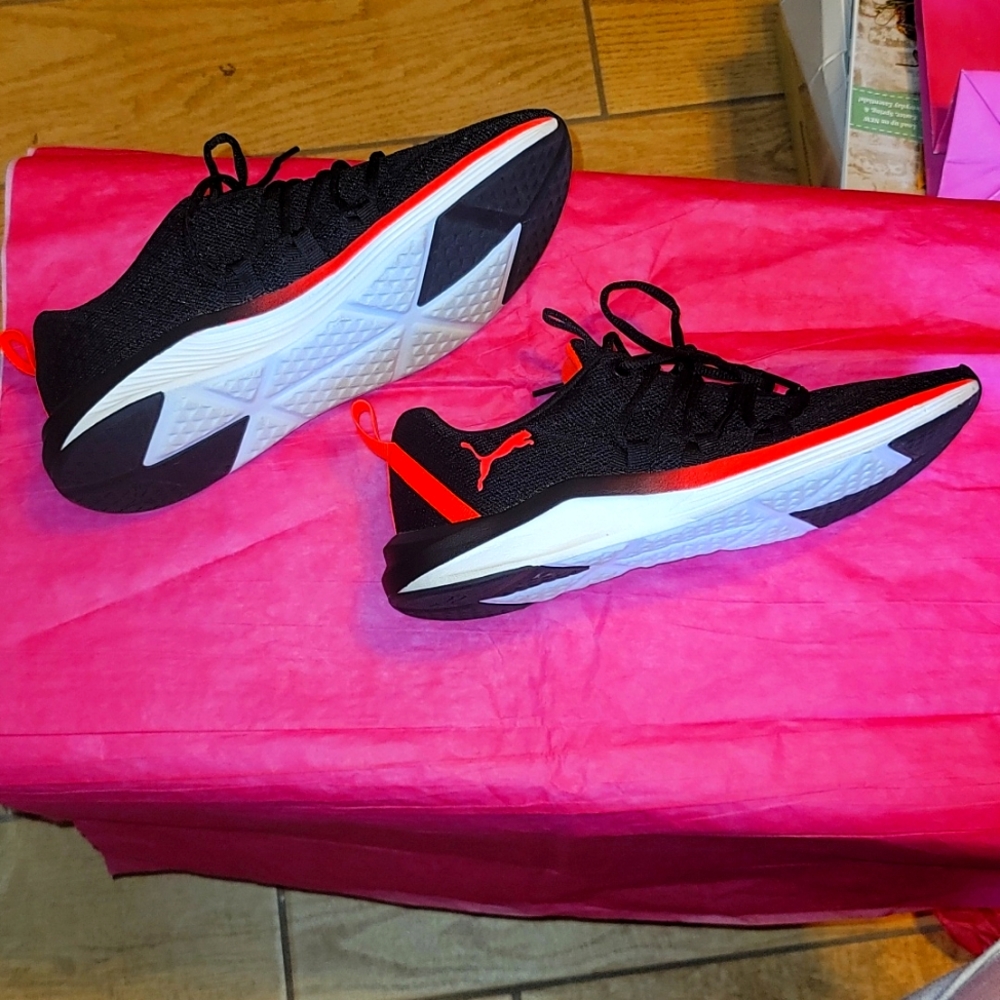 Brand New Puma Soft Foam Athletic Sneakers Size 6.5 in women's